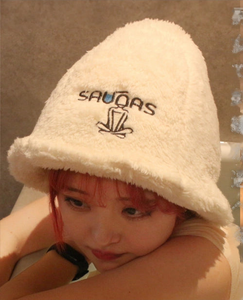 白いSAUNASハットを深くかぶった着用写真