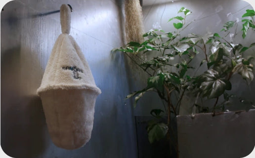 フックにかけた白いSAUNASハット